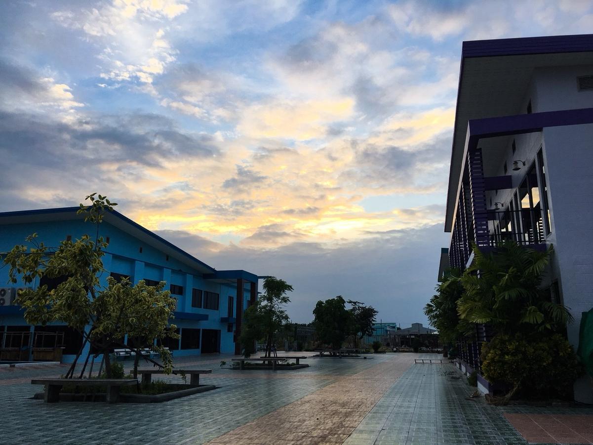 Menam Resort Nakhon Pathom Ngoại thất bức ảnh